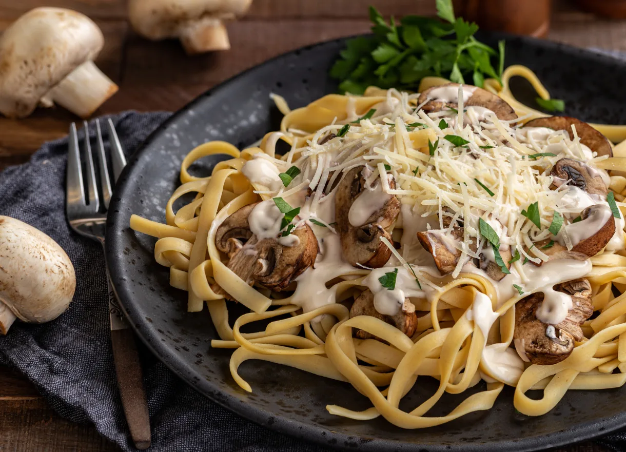 Fettuccine Alfredo con champiñones
